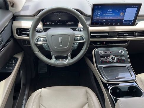 Used 2022 Lincoln Nautilus FWD w/ Premium Package image 12