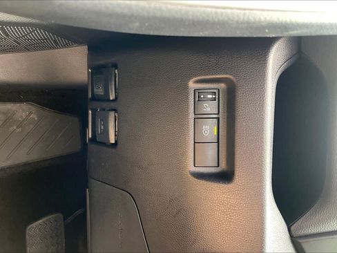 Used 2025 Toyota RAV4 XLE FWD image 33