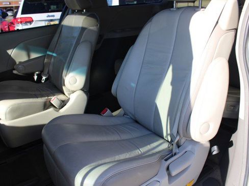 Used 2014 Toyota Sienna Limited w/ Limited Premium Package image 11