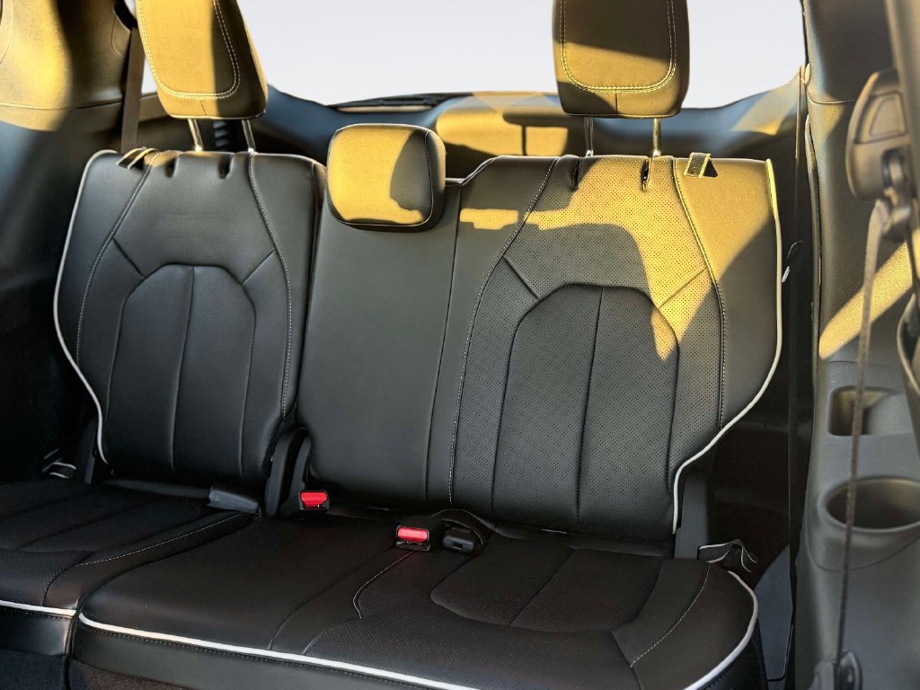 Used 2025 Chrysler Pacifica Limited FWD image 15