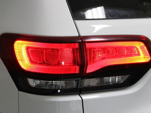 Used 2020 Jeep Grand Cherokee Altitude image 50