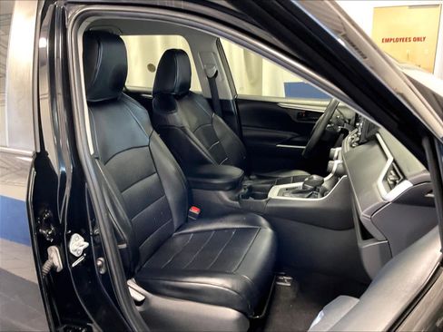 Used 2021 Toyota RAV4 LE AWD/4WD image 11