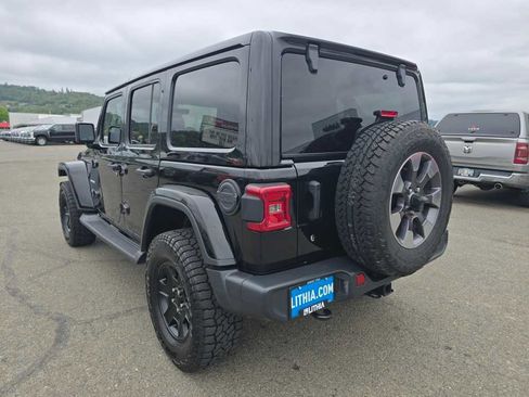 Used 2018 Jeep Wrangler Unlimited Sahara AWD/4WD image 3