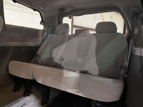 Used 2017 Toyota Sienna LE image 29