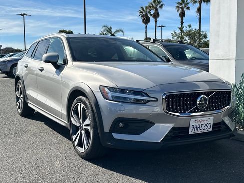 Used 2023 Volvo V60 B5 Cross Country Plus w/ Climate Package image 2