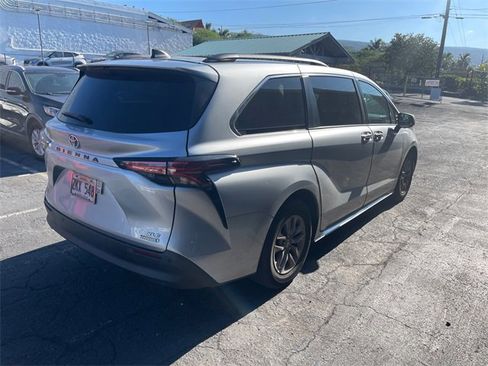 Used 2022 Toyota Sienna XLE image 6