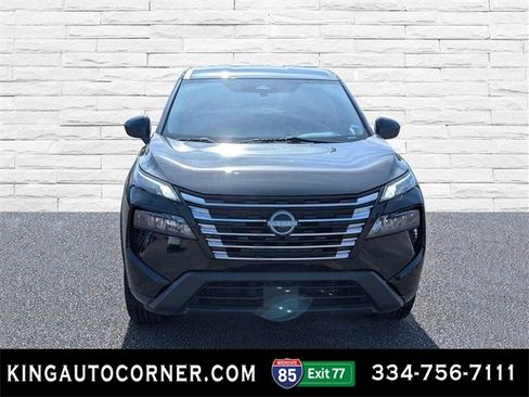 Used 2024 Nissan Rogue SV image 2