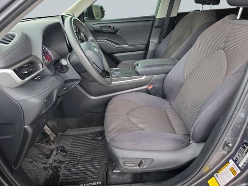 Used 2020 Toyota Highlander L FWD image 11