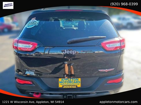 Used 2017 Jeep Cherokee Trailhawk image 8