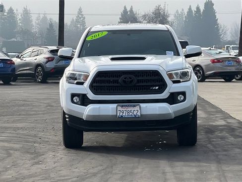 Used 2017 Toyota Tacoma TRD Sport image 9