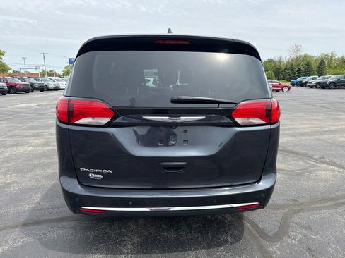 Used 2020 Chrysler Pacifica Touring-L FWD image 6
