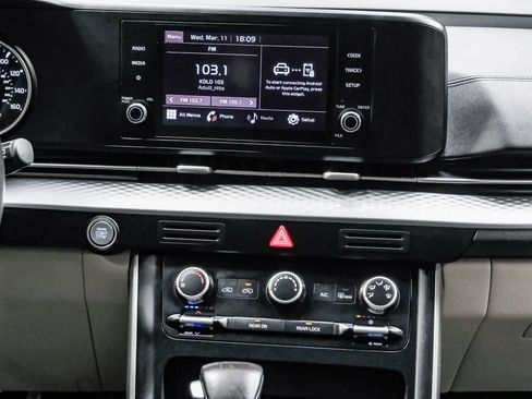 Used 2022 Kia Carnival LX image 8