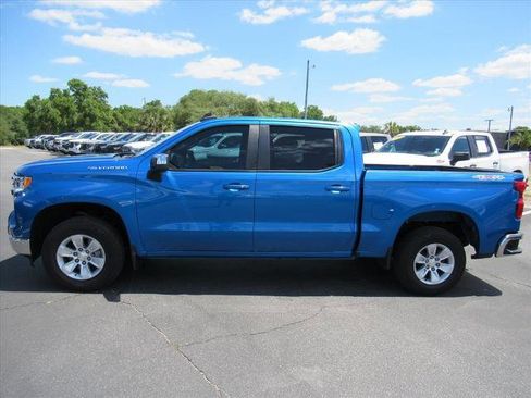 Used 2022 Chevrolet Silverado 1500 LT AWD/4WD image 2