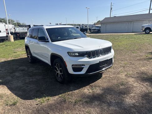 Used 2025 Jeep Grand Cherokee Limited w/ Luxury Tech Group II AWD/4WD image 2