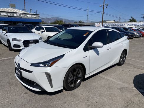 Used 2022 Toyota Prius Limited FWD image 2