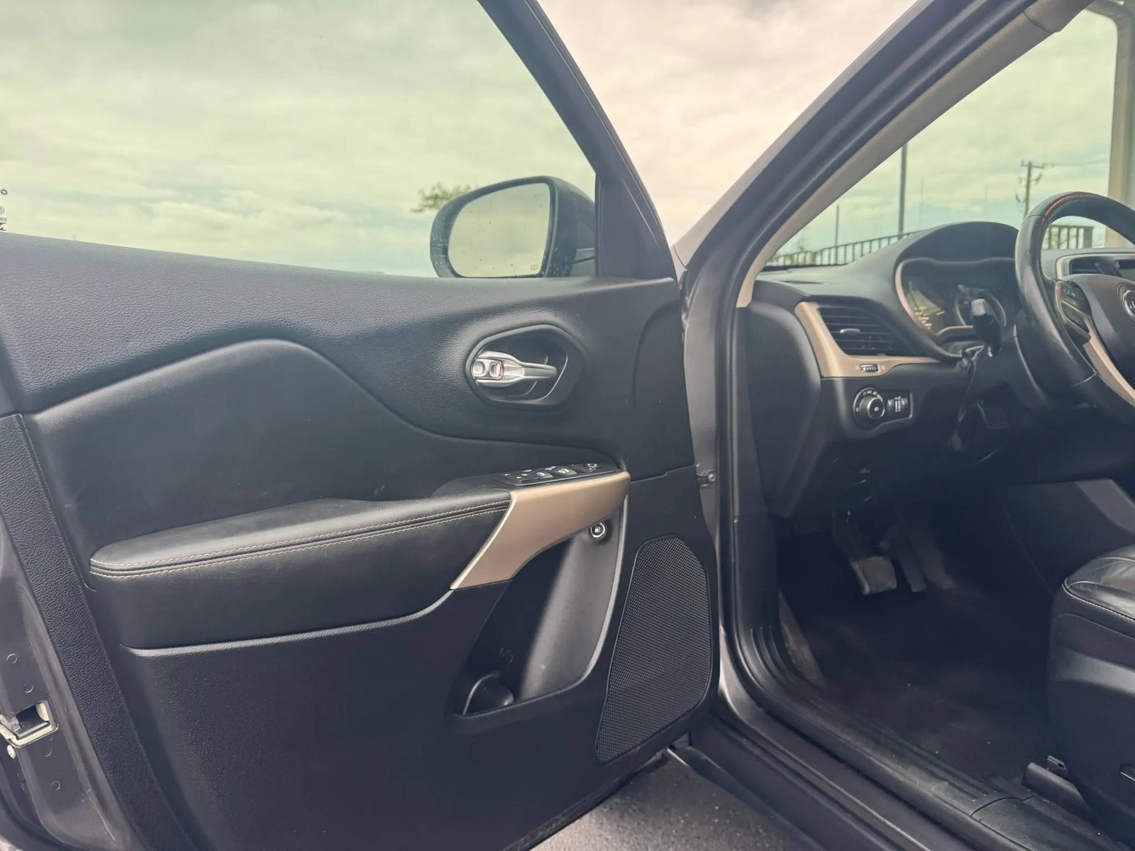 Used 2017 Jeep Cherokee High Altitude AWD/4WD image 10