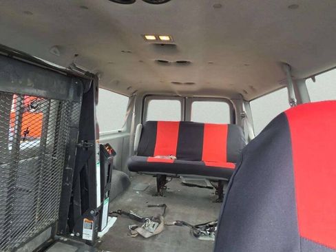 Used 1999 Ford E-150 and Econoline 150 Wagon RWD image 8