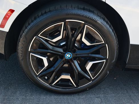 Used 2025 BMW iX xDrive50 AWD/4WD image 9
