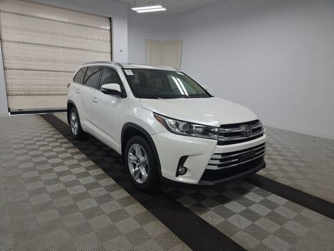 Used 2017 Toyota Highlander Limited image 3