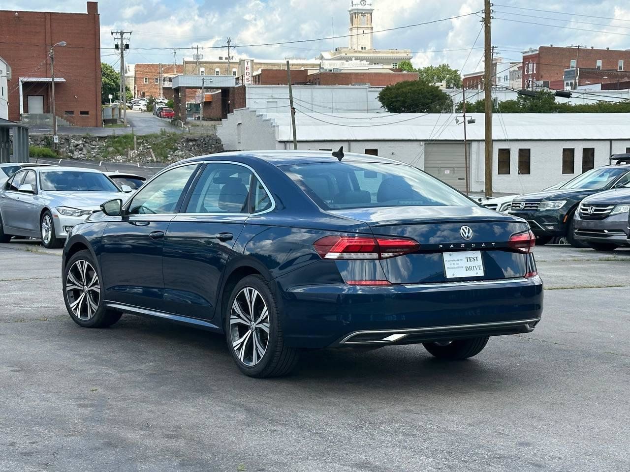Used 2021 Volkswagen Passat 2.0T SE FWD image 4