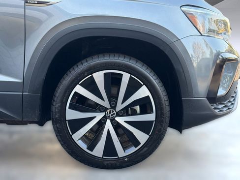 Used 2024 Volkswagen Taos SE image 12