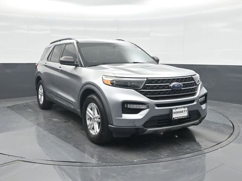 Used 2020 Ford Explorer XLT w/ Equipment Group 202A image 8