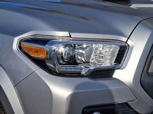 Used 2020 Toyota Tacoma TRD Sport image 9