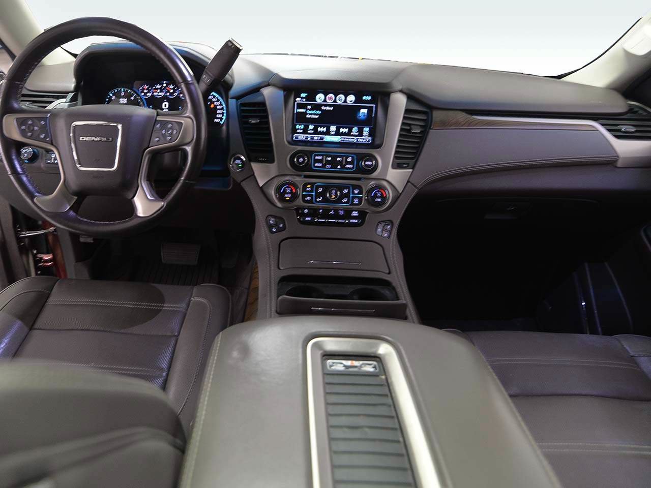 Used 2020 GMC Yukon Denali w/ Denali Premium Package AWD/4WD image 16