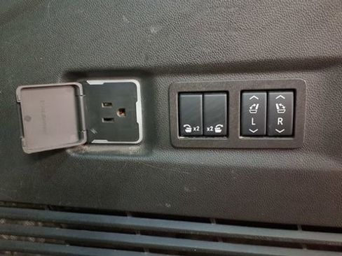 Used 2025 GMC Yukon XL Denali image 14