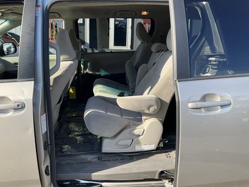 Used 2015 Toyota Sienna LE image 23