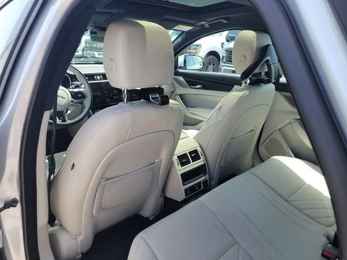 Used 2022 Jaguar XF SE RWD image 12