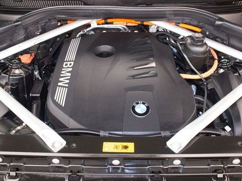 Used 2025 BMW X5 xDrive50e image 3
