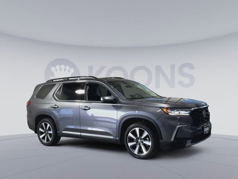 Used 2025 Honda Pilot Touring image 2