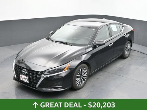 Used 2025 Nissan Altima 2.5 SV FWD image 39