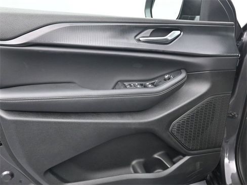 New 2025 Jeep Grand Cherokee Laredo image 9