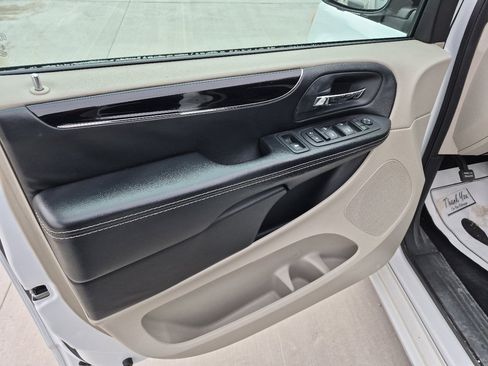 Used 2019 Dodge Grand Caravan SXT image 13