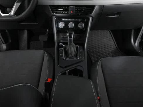 Used 2023 Volkswagen Taos SE w/ Panoramic Sunroof Package FWD image 17
