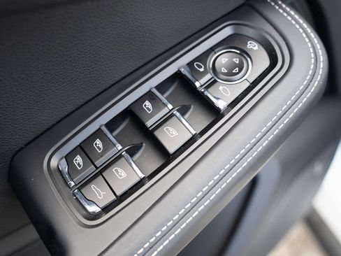 Certified 2025 Porsche Macan image 16