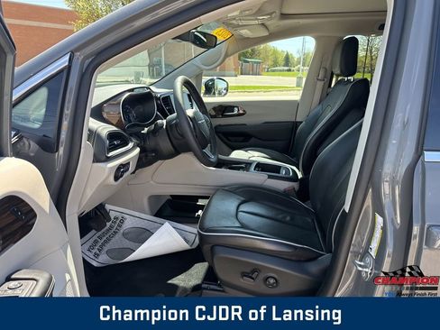 Used 2023 Chrysler Pacifica Limited FWD image 11