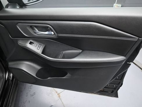 Used 2025 Nissan Rogue SL AWD/4WD image 35