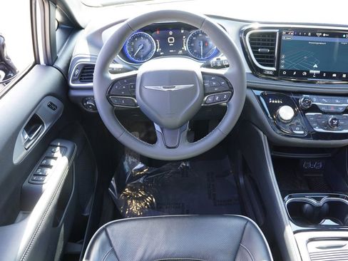 Used 2025 Chrysler Pacifica Limited image 21