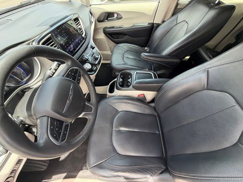 Used 2022 Chrysler Pacifica Touring-L FWD image 17