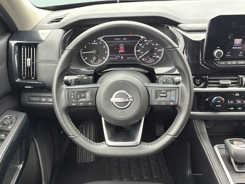 Used 2025 Nissan Pathfinder SV FWD image 17