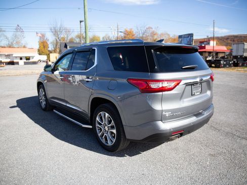 Used 2021 Chevrolet Traverse Premier w/ LPO, Black Accent Package image 5