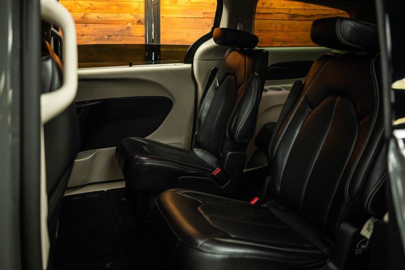 Used 2023 Chrysler Pacifica Touring-L FWD image 10