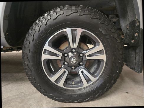 Used 2019 Toyota Tacoma TRD Sport AWD/4WD image 9