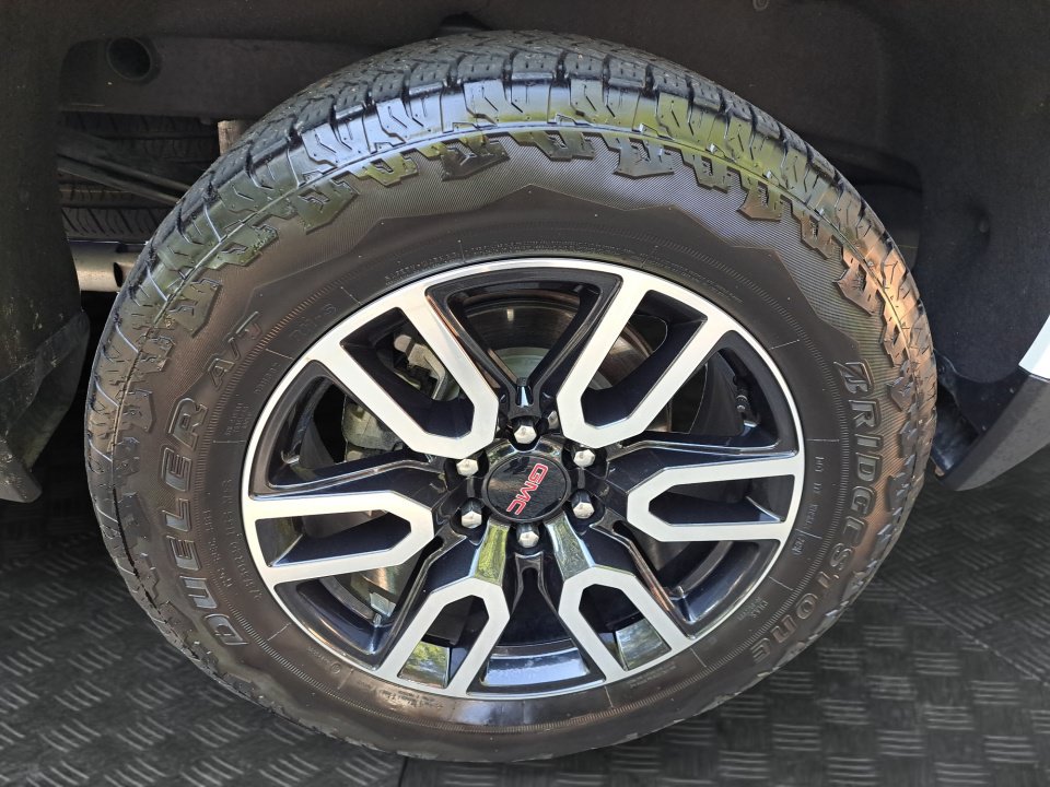 Used 2025 GMC Sierra 1500 AT4 w/ AT4 Premium Package AWD/4WD image 18
