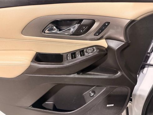Used 2023 Chevrolet Traverse Premier FWD image 14