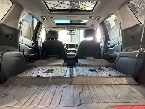 Used 2019 GMC Acadia SLT AWD/4WD image 28