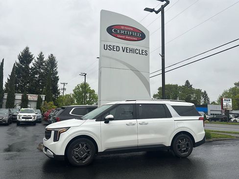 Used 2025 Kia Carnival EX image 3